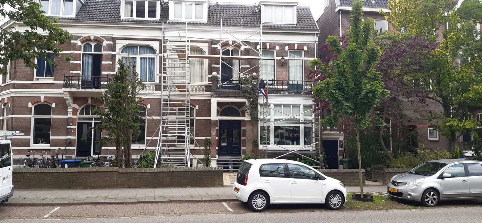 Monumentaal herenhuis met rolsteiger tijdens het buitenschilderwerk